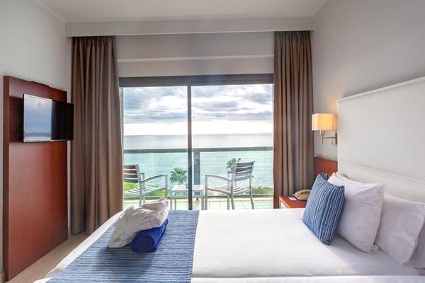 Hotelzimmer im Marins Playa Suites mit Blick auf das Meer und eine Terrasse.