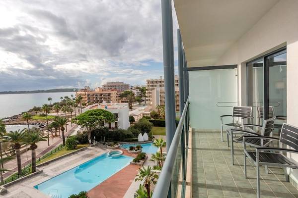 Blick von der Balkon der Marins Playa Suites auf einen Swimmingpool und die Stadt
