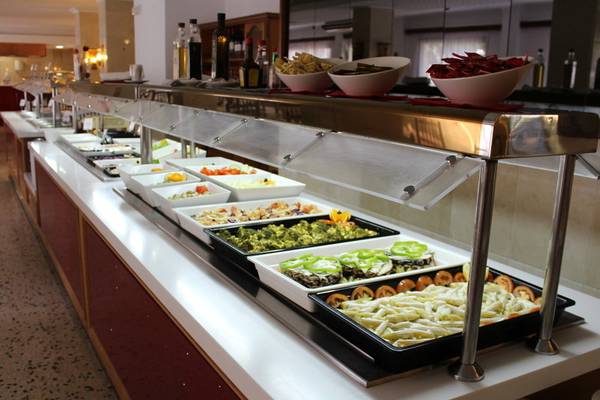 Buffet im R2 Veronica Beach Hotel mit verschiedenen Schalen und Lebensmitteln.