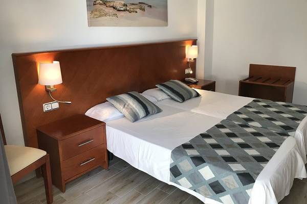 Hotelzimmer im R2 Veronica Beach Hotel mit zwei Betten, Nachttischen, Lampen und einem Gemälde an der Wand.