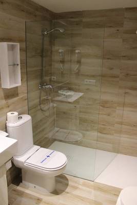 Badezimmer im R2 Veronica Beach Hotel mit einer Dusche, Toilette und Waschbecken.