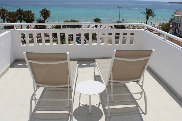 Aussicht vom Balkon des R2 Veronica Beach Hotel auf den Strand und das Meer