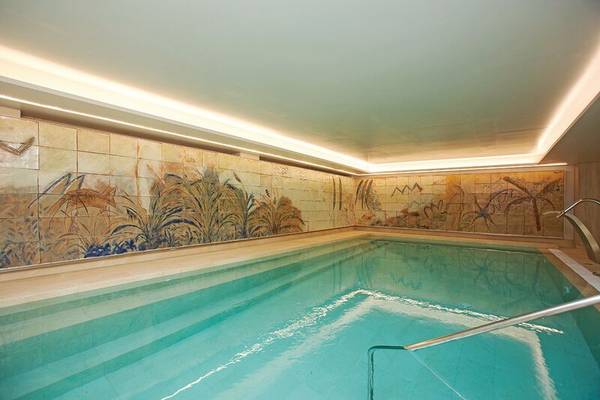 Innenpool im Sabina Playa Hotel mit blauen Wandfliesen und heller Beleuchtung