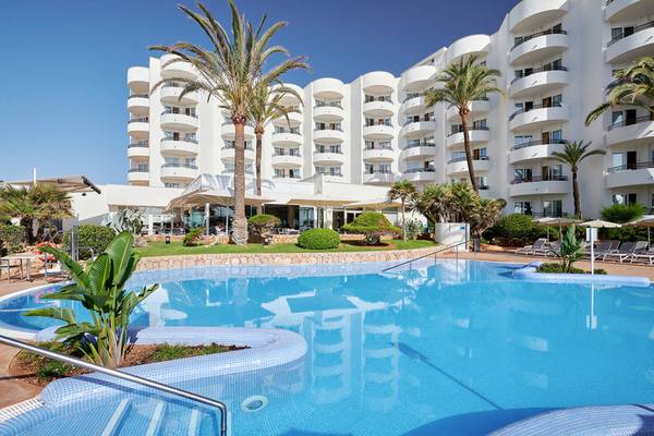 Außenansicht des Hipotels Dunas Cala Millor Hotels mit Swimmingpool und Sonnenliegen.