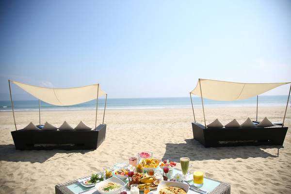 Frühstücksbuffet auf dem Strand beim TIA Wellness Resort