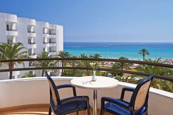 Aussicht vom Balkon des Hipotels Dunas Cala Millor auf das Meer und den Strand.