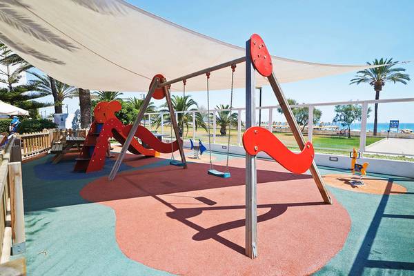 Kinderspielplatz im Hipotels Dunas Cala Millor unter einem Sonnensegel mit Blick auf das Meer
