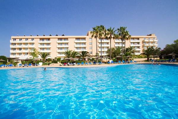 Außenpool des Bakour Garbi Cala Millor Hotels mit Lounge-Stuhl und Palmen