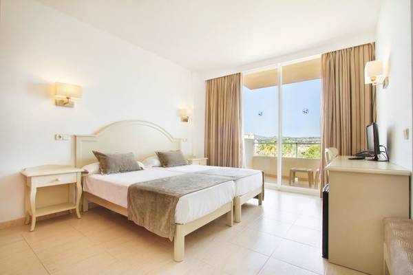 Hotelzimmer von Bakoer Garbi Cala Millor mit zwei Doppelbetten, Blick auf Terrasse