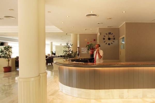 Empfangsbereich des Bakour Garbi Cala Millor Hotels mit einer Uhr an der Wand