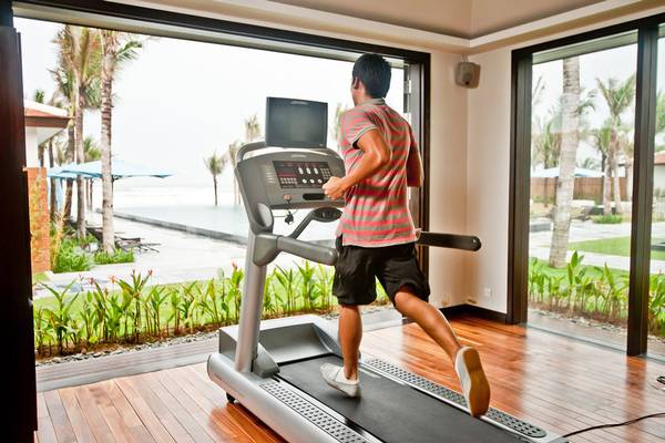 Ein Mann läuft auf einem Laufband im Tia Wellness Resort.