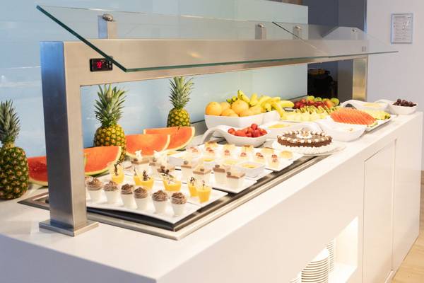 Buffet-Tisch im Hotel Millor Sol mit verschiedenen Früchten, Desserts und Speisen.