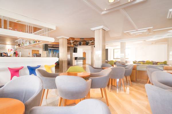 Lobby des Millor Sol Hotels mit modernen Möbeln und hellem Holzboden