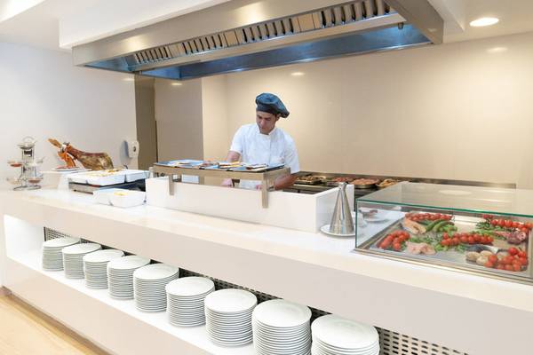 Koch im Restaurant des Millor Sol Hotels bereitet Essen zu
