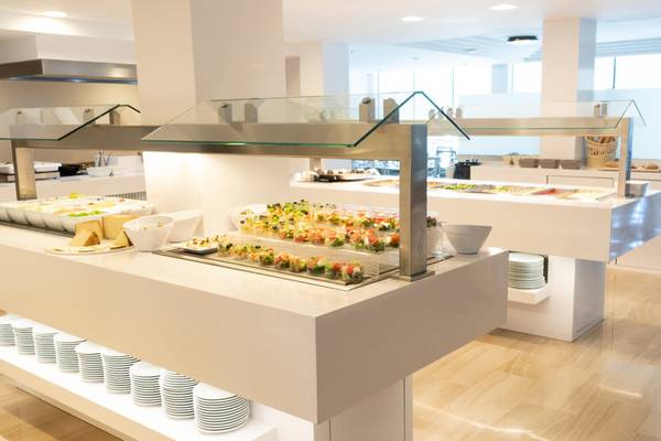 Buffetbereich im Millor Sol Hotel mit verschiedenen Speisen und Salaten.