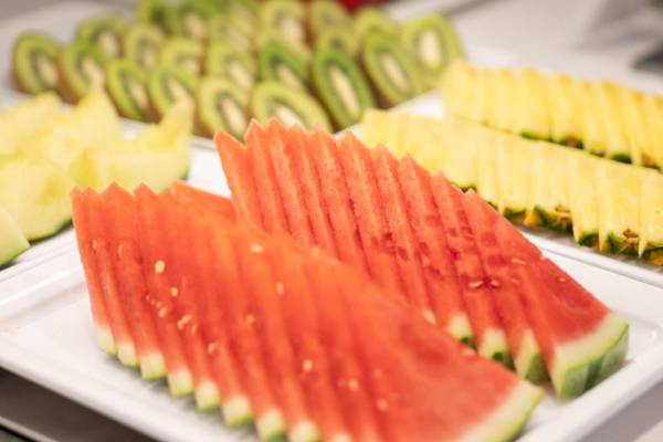 Obstplatte im Millor Sol Hotel mit Wassermelonen, Ananas, Kiwi und Melonen