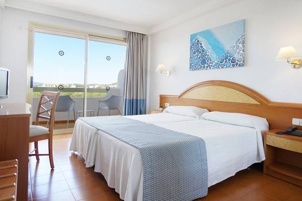 Doppelbettzimmer im Millor Sol Hotel mit Blick auf die Terrasse und Landschaft