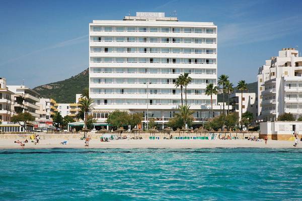 Das Hipotels Don Juan Hotel am Strand mit vielen Gästen und Palmen.
