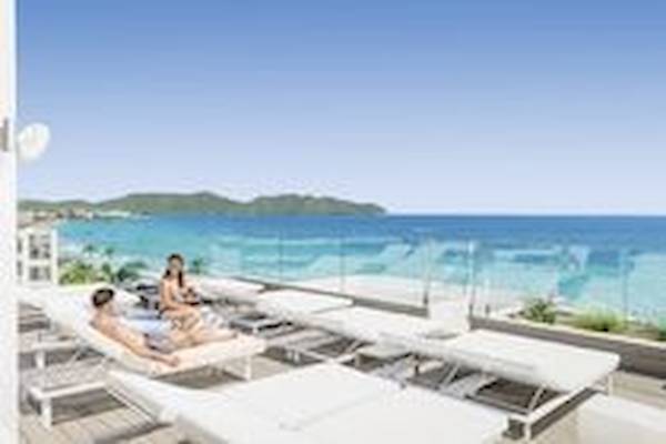 Besucher entspannen auf der Terrasse des Allsun Hotel Borneo mit Meerblick.