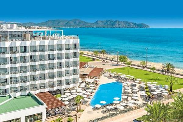 Luftaufnahme des Allsun Hotel Borneo mit Pool, Strand und Meer im Hintergrund.