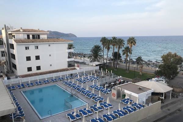 Außenbereich des R2 Veronica Beach Hotels mit Pool und Liegestühlen am Strand