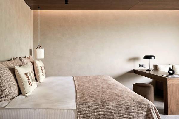 Schlafzimmer im Aldiana Club Side Beach Hotel mit Bett, Lampen und Schreibtisch