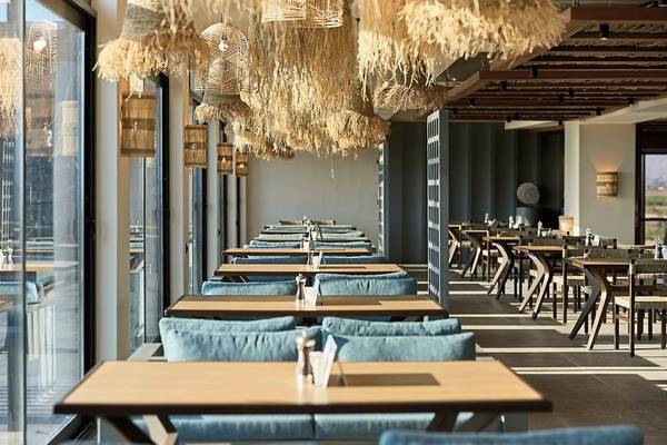 Innenansicht des Restaurants im Aldiana Club Side Beach mit blauen Stühlen und Tischen.