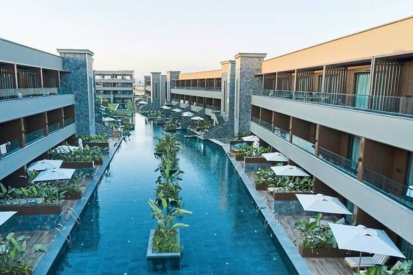 Außenbereich des Aldiana Club Side Beach Hotels mit Pool, Terrassen und Pflanzen.