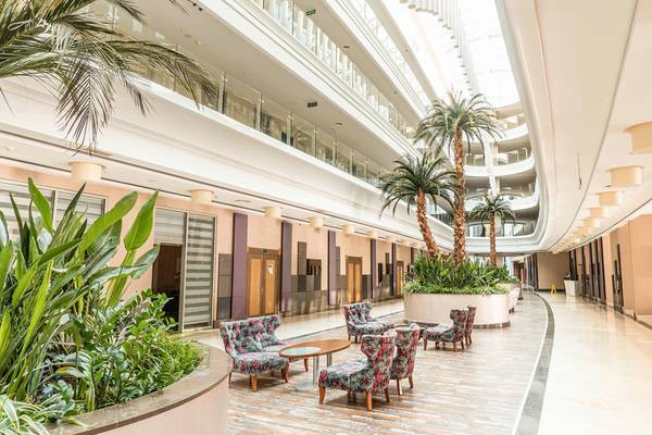 Empfangsbereich des Green Nature Diamond Hotels mit Loungestühlen und Pflanzen.