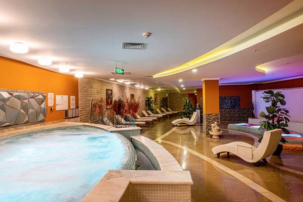 Wellnessbereich im Green Nature Diamond Hotel mit großem Pool und Loungebereich