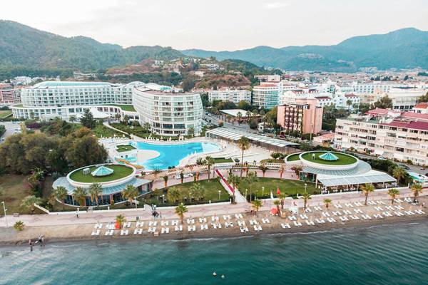 Luftaufnahme des Green Nature Diamond Hotels mit Pool und Strand