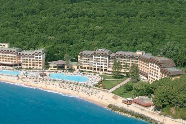 Luftaufnahme des Riviera Beach Hotels am Strand mit Swimmingpools und Palmen