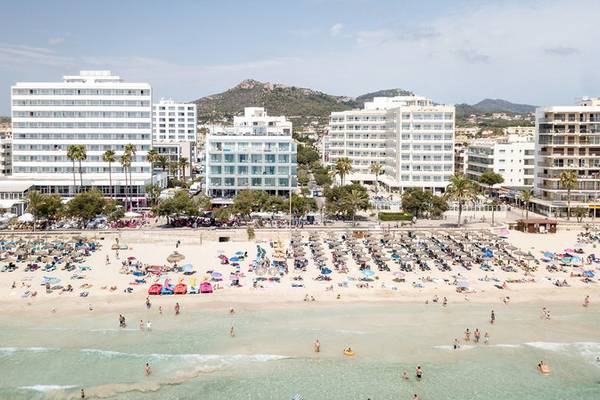 Luftaufnahme eines Strandes mit vielen Menschen und dem Kyrat Amarac Hotel im Hintergrund