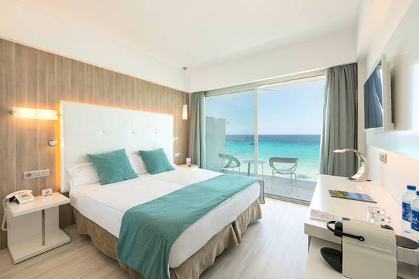 Doppelzimmer im Kyrat Amarac Hotel mit Blick auf das Meer von der Terrasse.