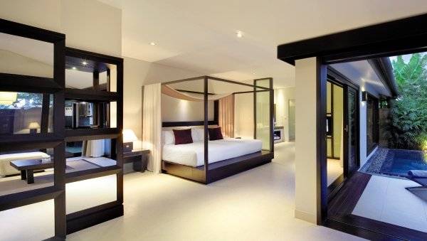 Suite im TIA Wellness Resort mit Pool, großem Bett und Poolzugang.