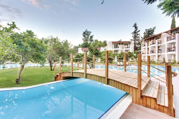 Schwimmbad mit Brücke im Sherwood Exclusive Kemer Hotel