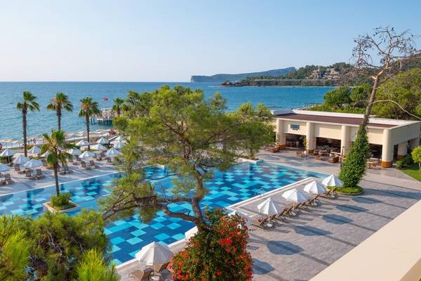 Luftaufnahme des Sherwood Exclusive Kemer Hotels mit Pool und Meerblick