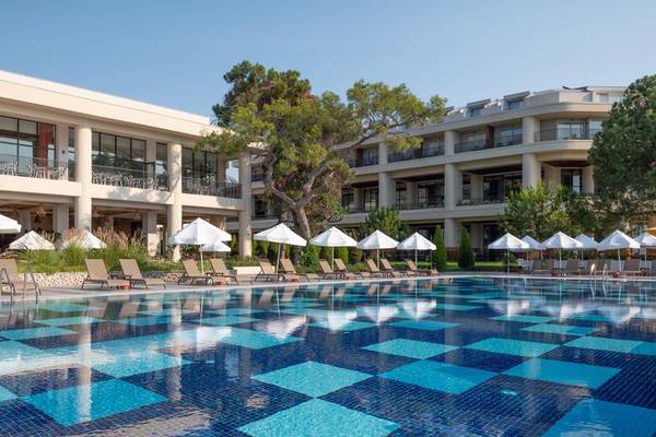 Außenpool des Sherwood Exclusive Kemer Hotels mit Liegestühlen und Sonnenschirmen