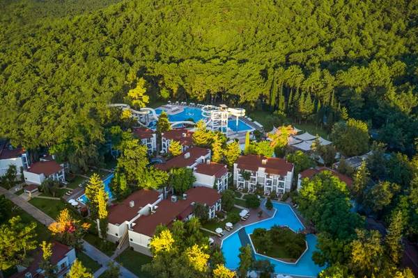 Luftaufnahme des Sherwood Exclusive Kemer Hotels mit Swimmingpools und grüner Umgebung.