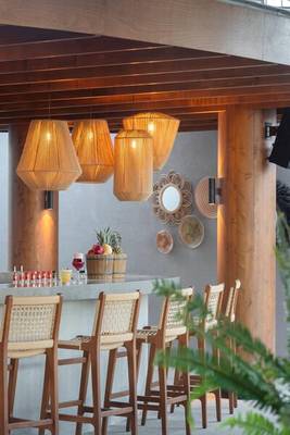 Bar-Sitzecke im Sherwood Exclusive Kemer Hotel mit Holzmöbeln und dekorativen Lampen.