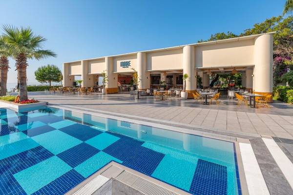 Außenbereich des Sherwood Exclusive Kemer Hotels mit Pool und Terrasse.