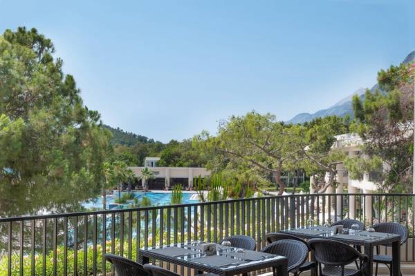 Aussicht von der Balkon des Sherwood Exclusive Kemer Hotels auf den Pool und die Berge