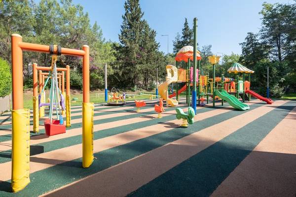 Kinderspielplatz im Sherwood Exclusive Kemer Hotel mit bunten Rutschen und Spielgeräten.