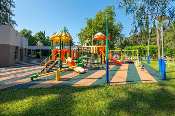 Kinderspielplatz im Sherwood Exclusive Kemer Hotel mit bunten Rutschen und Spielgeräten.