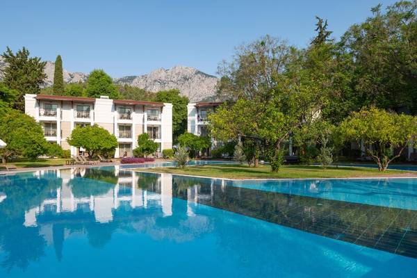 Außenbereich des Sherwood Exclusive Kemer Hotels mit Swimmingpool und Gebäuden.