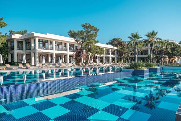 Sherwood Exclusive Kemer Hotel mit Swimmingpool und Sonnenliegen