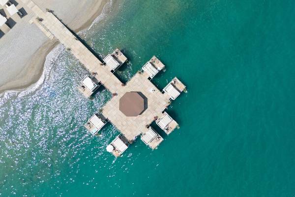 Luftaufnahme des Sherwood Exclusive Kemer Wasserpiers mit Pool und Loungebereich.
