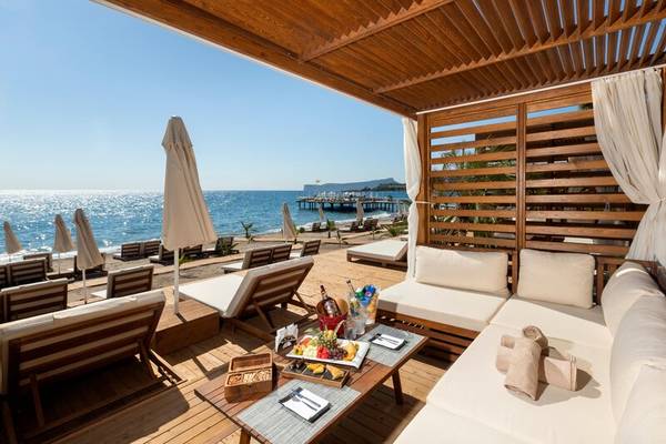 Außenbereich des Sherwood Exclusive Kemer Hotels mit Blick auf den Strand und die Lounge-Bereiche.