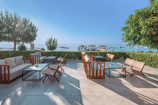Terrasse im Sherwood Exclusive Kemer Hotel mit Blick auf das Meer und moderne Möbeln.