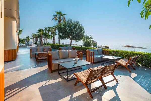 Sherwood Exclusive Kemer Terrasse mit Möbeln und Blick auf den Ozean